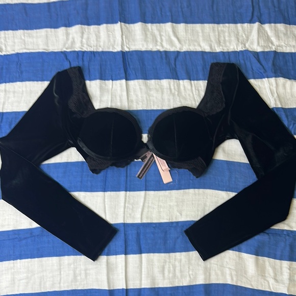 Elegant Black Bras with Adjustable Straps and Molded Cups - Picture 2 of 12